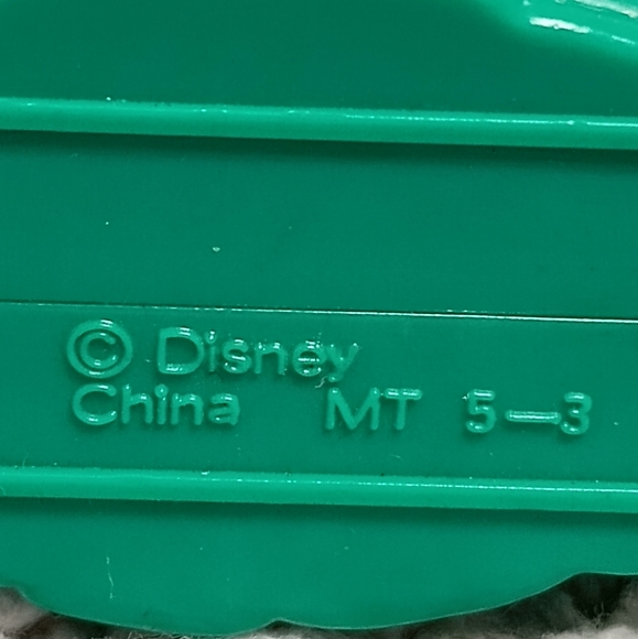 DISNEY PARKS Green SNOW WHITE WISHING WELL Plastic Toy 3" x 2.5"  2001 - Picture 3 of 3